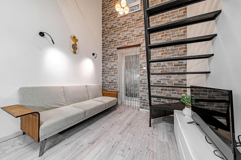 شقة Chic Loft Bp: Industrial Gem بودابست المظهر الخارجي الصورة