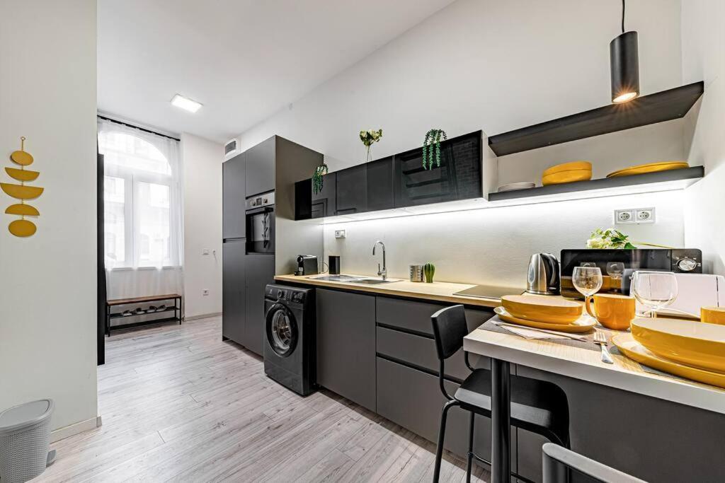 شقة Chic Loft Bp: Industrial Gem بودابست المظهر الخارجي الصورة