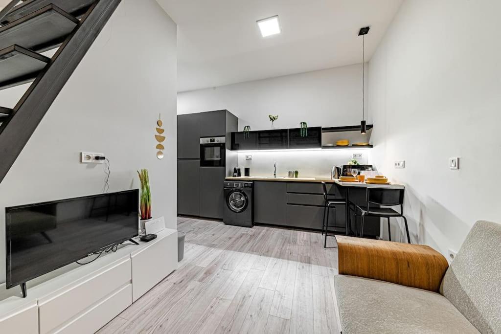 شقة Chic Loft Bp: Industrial Gem بودابست المظهر الخارجي الصورة
