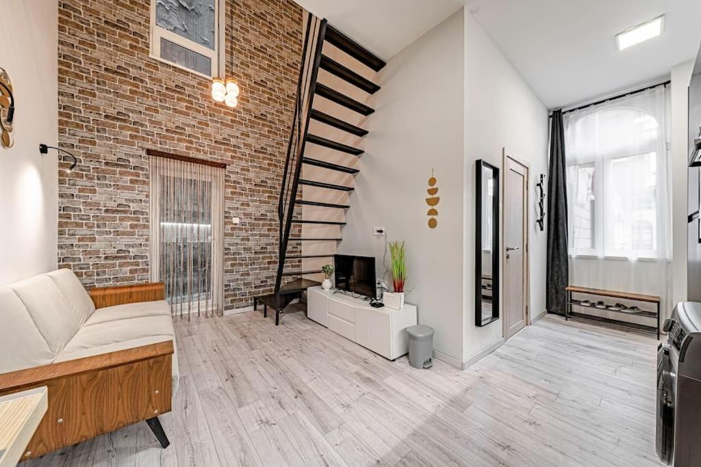 شقة Chic Loft Bp: Industrial Gem بودابست المظهر الخارجي الصورة