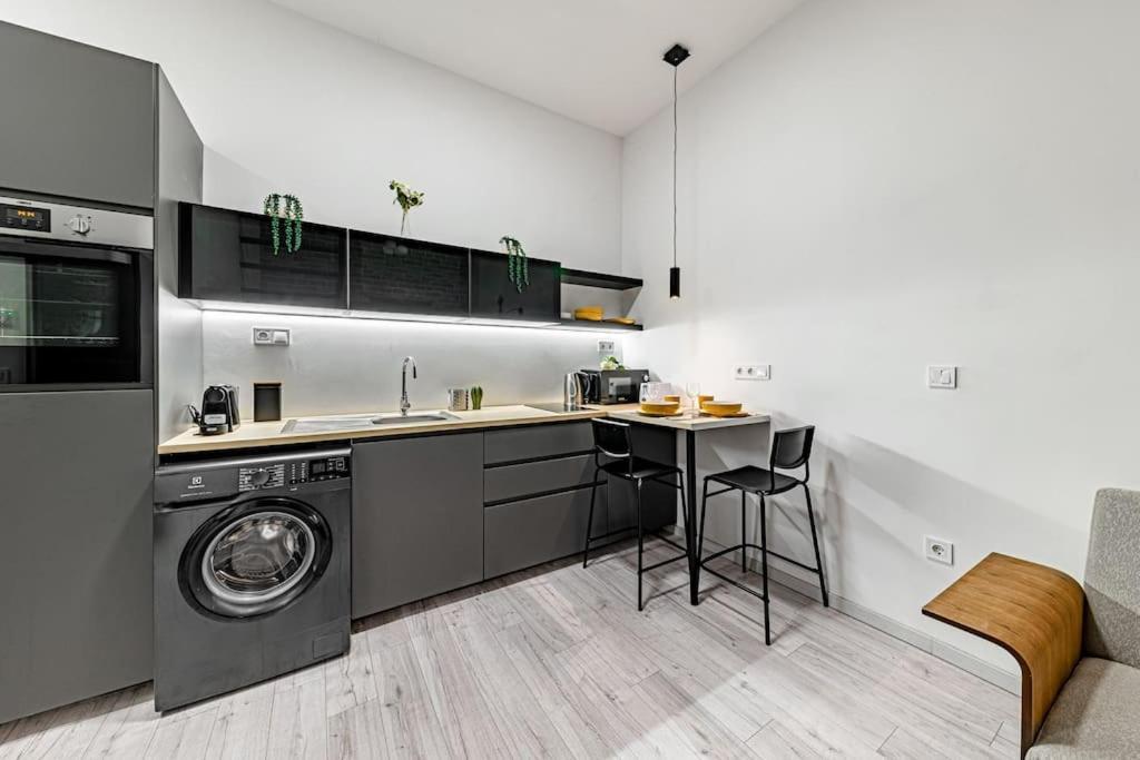 شقة Chic Loft Bp: Industrial Gem بودابست المظهر الخارجي الصورة
